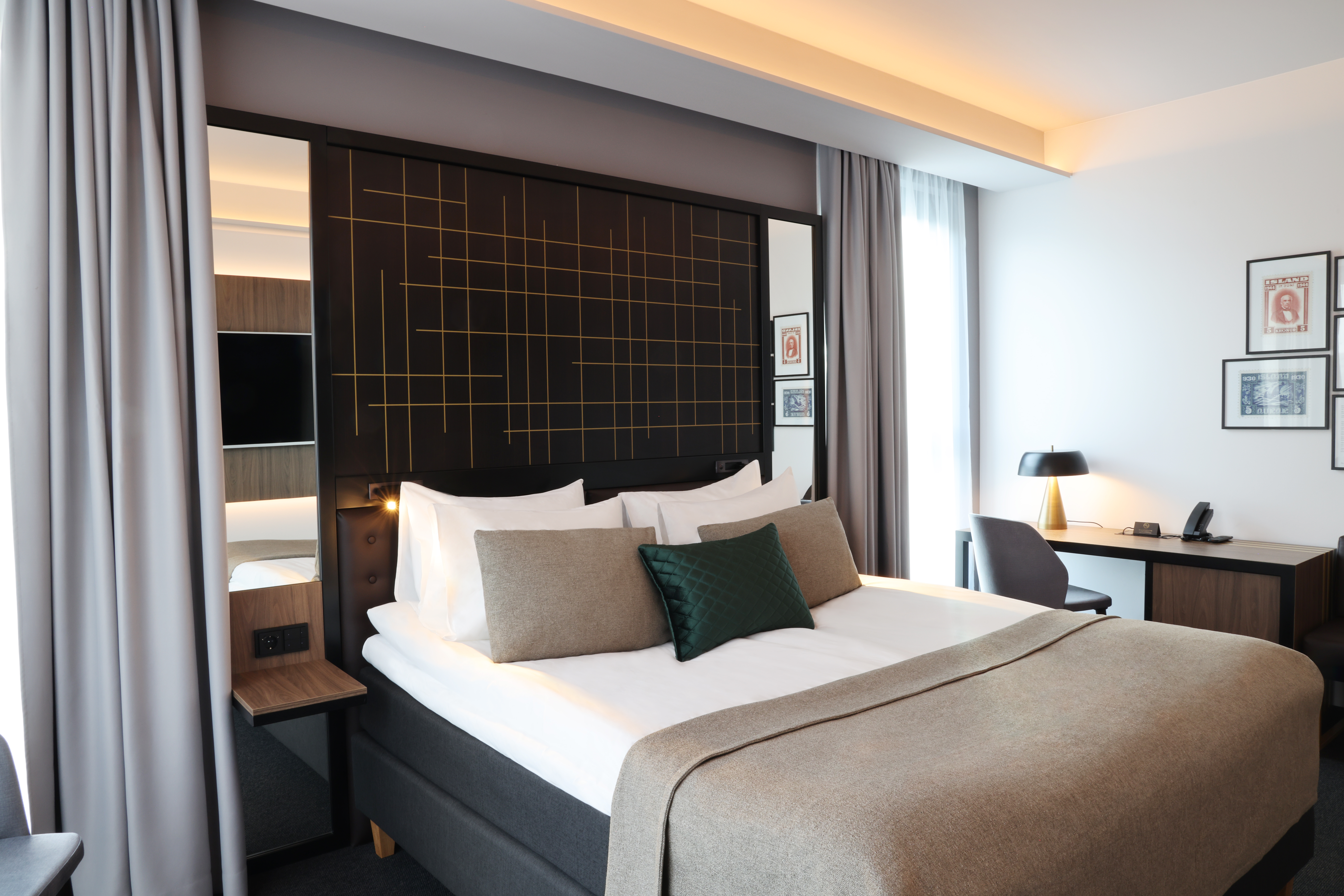 Hotel Reykjavík Saga Deluxe Double Room 