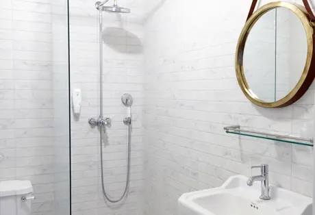 Fosshotel Baron Deluxe Room Bathroom