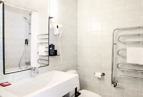 Fosshotel Lind Family Room Bathroom