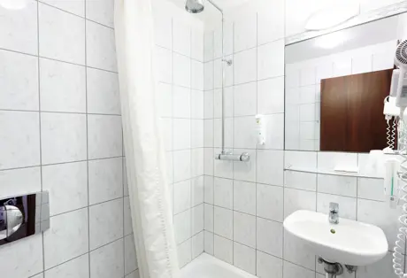Fosshotel Baron Quadruple Bathroom 