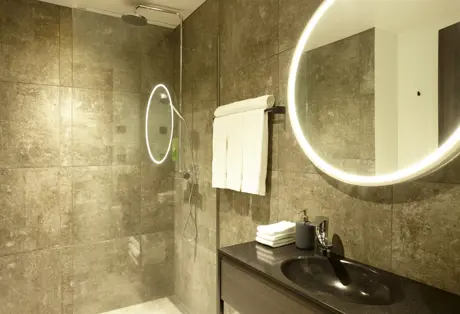 Fosshotel Glacier Lagoon Triple Room Bathroom