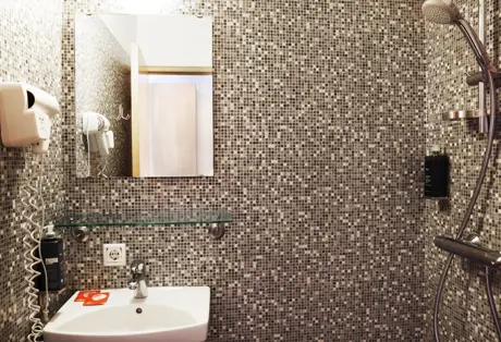 Fosshotel Lind Triple Bathroom